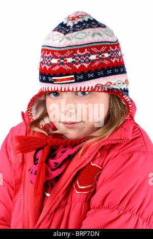 Piccola ragazza in rosso abbigliamento invernale e orecchie a maglia cappuccio isolato su bianco Foto Stock