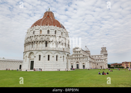 Il battistero in Piazza dei Miracoli con il Duomo in background, Pisa, Italia Foto Stock