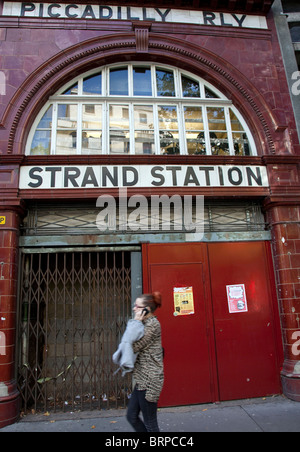 Ingresso al filamento in disuso tube station, Londra Foto Stock