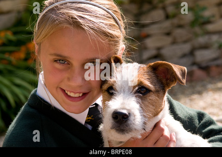 Ritratto di una scolaretta con il suo cane Foto Stock