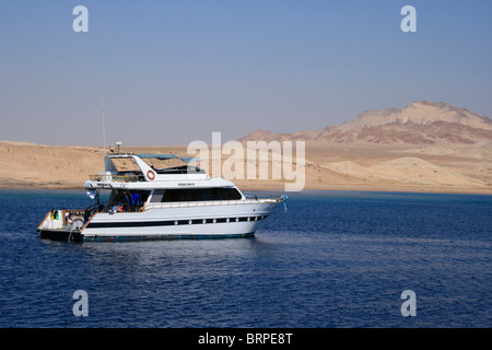 Una barca diving ancorato nel parco nazionale marino Ras Mohammed vicino a Sharm el Sheikh, Egitto Foto Stock