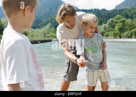 Tempo libero dal fiume in montagna Foto Stock