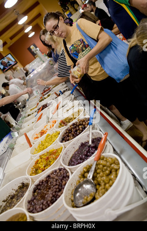 Olive nel bucket, sabato sulla Strip District, Penn Avenue, Pittsburgh, Pennsylvania Foto Stock