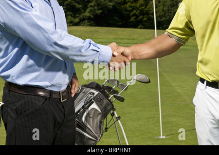 Il Golfer e compartimento stringono le mani Foto Stock