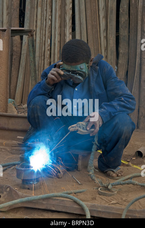 Lavoratore di metallo, Bealana, Regione di Sofia, Madagascar. Foto Stock
