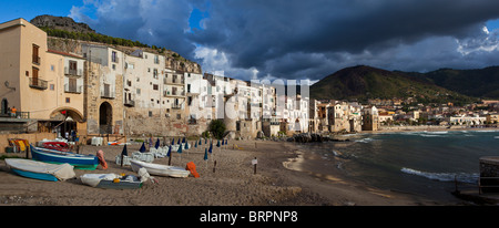 Barche di pescatori sulla spiaggia di Cefalù, centro storico, Cefalù, Sicilia, Italia, Europa Foto Stock