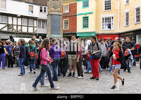 Teenage studenti spagnoli in vacanza in un grande gruppo fuori la Cattedrale di Canterbury Kent Foto Stock