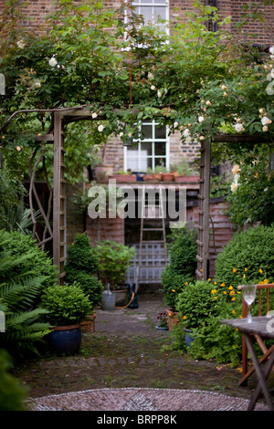 Vasi con fiori e un giardino inglese Foto Stock