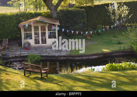 La mattina presto country garden, Sussex England Regno Unito Foto Stock