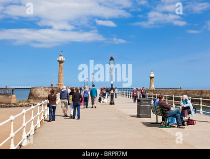 I turisti su uno di Whitby di due pontili Whitby North Yorkshire England Regno Unito Foto Stock