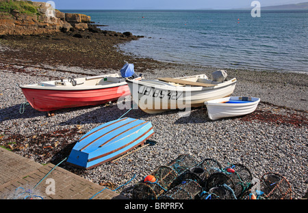 Moelfre con barche sulla spiaggia Isola di Anglesey North Wales UK Regno Unito UE Unione europea EUROPA Foto Stock