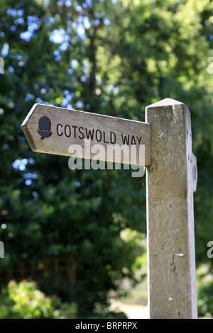 Un turista escursionisti segno del percorso in Broadway, un minuscolo villaggio in Worcestershire sul bordo del Cotswolds Foto Stock