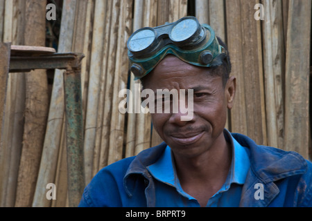 Ritratto di lavoratore di metallo, Bealana, Regione di Sofia, Madagascar Foto Stock