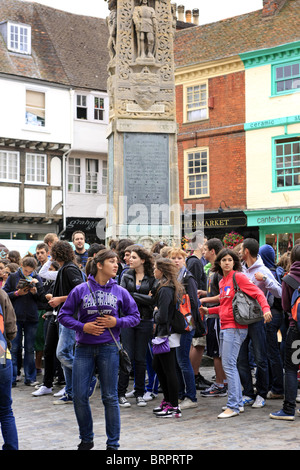 Teenage studenti spagnoli in vacanza in un grande gruppo fuori la Cattedrale di Canterbury Kent Foto Stock