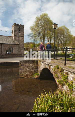 Regno Unito, Inghilterra, Cornwall, Launceston, Chiesa di San Tommaso e packhorse ponte sul fiume Kensey Foto Stock