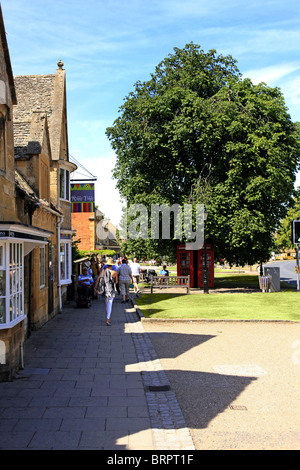 Una strada principale in questo minuscolo borgo in Worcestershire sul bordo del Cotswolds Foto Stock
