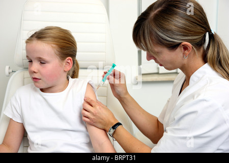 La pratica medica, giovane ragazza avente una iniezione. Foto Stock