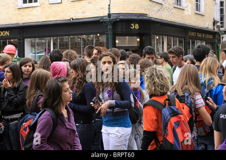 Teenage studenti spagnoli in vacanza in un grande gruppo fuori la Cattedrale di Canterbury Kent Foto Stock