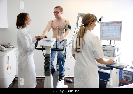 Ambulatorio medico, il controllo preventivo di un paziente. esercizio ecocardiografia , esercizio ECG, registrazione ECG su un cardio bike. Foto Stock