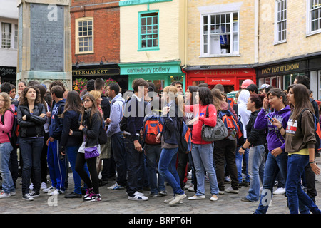 Teenage studenti spagnoli in vacanza in un grande gruppo fuori la Cattedrale di Canterbury Kent Foto Stock