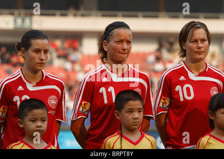 I giocatori Danesi line up per presentazioni del team prima dell'inizio di un 2007 Coppa del Mondo Donne match contro la Nuova Zelanda. Foto Stock