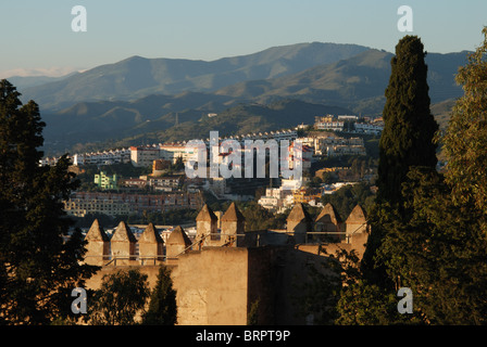 Castello merlature con vedute di città a posteriori e castello di Gibralfaro, Malaga, Costa del Sol, provincia di Malaga, Andalusia. Foto Stock