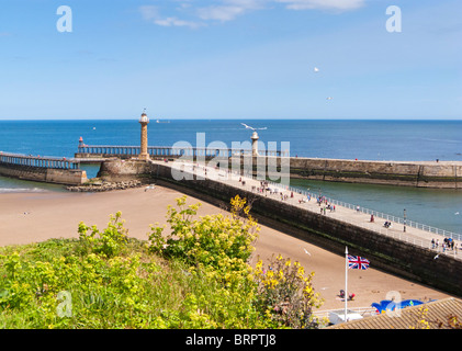 Ingresso del porto e piloni a Whitby North Yorkshire England Regno Unito Foto Stock