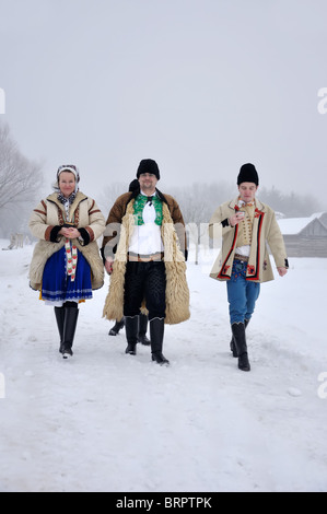 Periodo situazione al tempo di Natale. Persone in costumi folk in inverno. Foto Stock