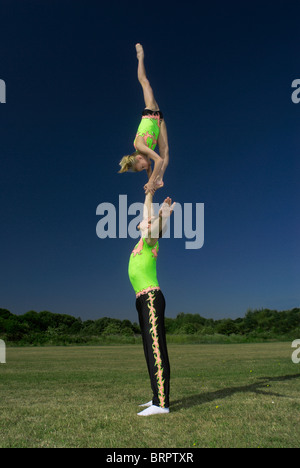 Truppa acrobatica esecuzione si muove Foto Stock