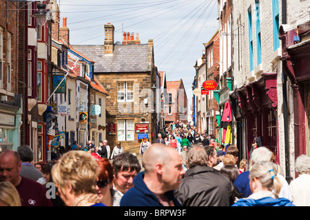 Affollata affollata strada commerciale Whitby North Yorkshire England Regno Unito Foto Stock