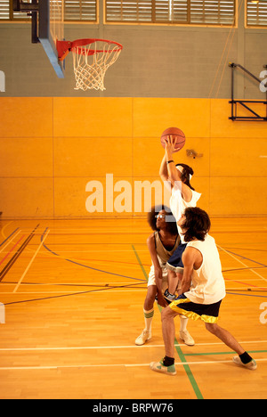 I giocatori di basket di sollevamento di un giocatore Foto Stock