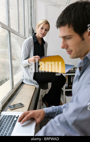I colleghi la preparazione per una riunione Foto Stock