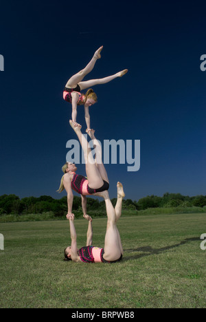 Truppa acrobatica esecuzione si muove Foto Stock