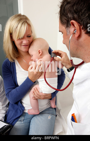 Ambulatorio medico pediatra,. La madre e il bambino. Esame medico di un vecchio di 4 mesi il neonato. Foto Stock