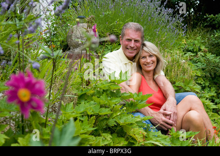 Happy seniors abbraccio in giardino Foto Stock
