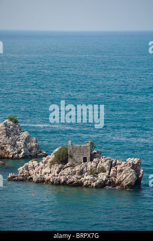Piccola isola con casa rustica nei pressi di Przno, Montenegro Foto Stock