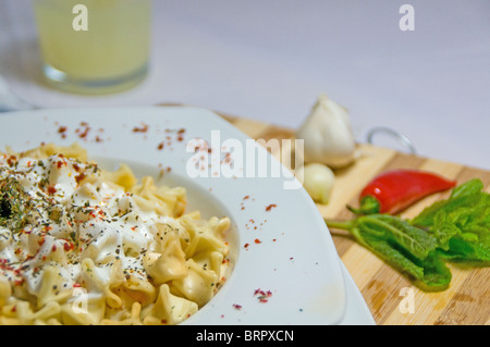 Cibo turco manti riempito con la miscela di carne speziata Foto Stock