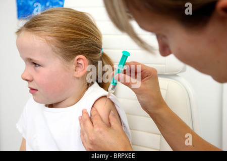 La pratica medica, giovane ragazza avente una iniezione. Foto Stock
