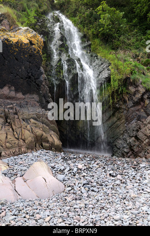 Clovelly cascata su di una spiaggia di ciottoli presso il villaggio di conservazione di Clovelly North Devon England Regno Unito GB Foto Stock