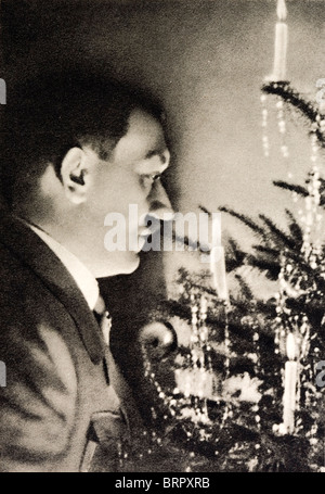 Nazista Tedesco foto che mostra un 'Natale tedesco". Mostra Adolf Hitler cercando in un albero di Natale con le candele e glitter. Foto Stock