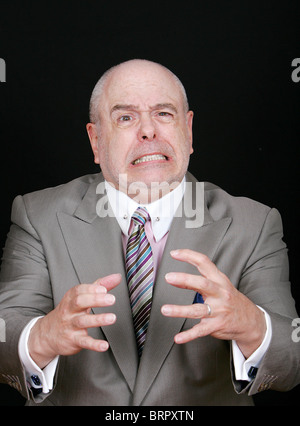 Imprenditore cerca di soffocare qualcuno guardando molto stressato Foto Stock