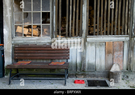 Panca in legno da funzionare giù il capannone Foto Stock