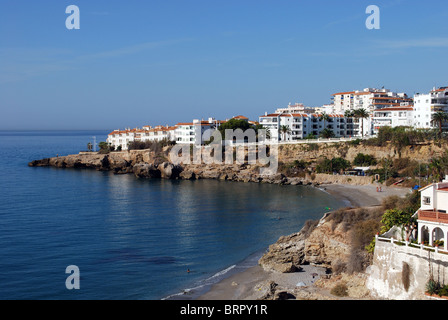 Vista lungo la spiaggia, Nerja, Costa del Sol, provincia di Malaga, Andalusia, Spagna, Europa occidentale. Foto Stock