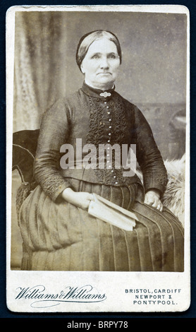 Elizabeth 'Nonna' Morris che il foro 13 bambini ed è stata la levatrice per la comunità locale di Varteg vicino Pontypool circa 1900 Foto Stock