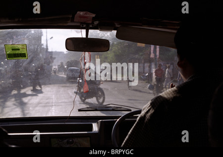 Prendere la vita nelle tue mani e fiducia il driver per andare in giro per il Nepal. Kathmandu taxi Foto Stock