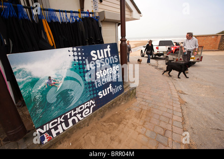 Regno Unito, Inghilterra, Devon, Woolacombe, economia turistica, il lungomare di surf shop dei materiali di consumo e la scuola Foto Stock