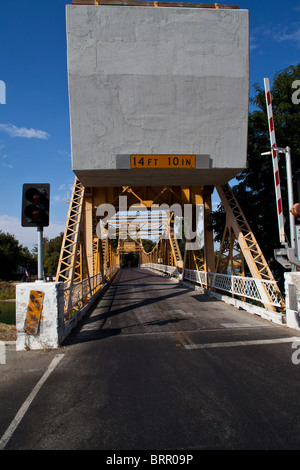 Un ponte levatoio con contrappeso sul fiume Sacramento Foto Stock