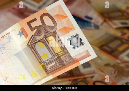 Pila di cinquanta banconote in euro con 50 euro nota Foto Stock