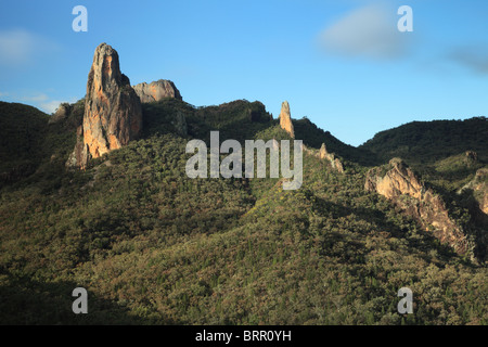 Vista del Grand alte cime da Macha Tor, Warrumbungle National Park, NSW, Australia. Foto Stock