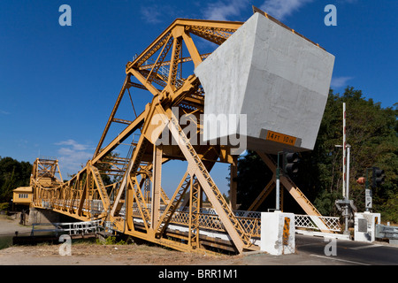 Un ponte levatoio con contrappeso sul Sacramento River vicino a Isleton California Foto Stock